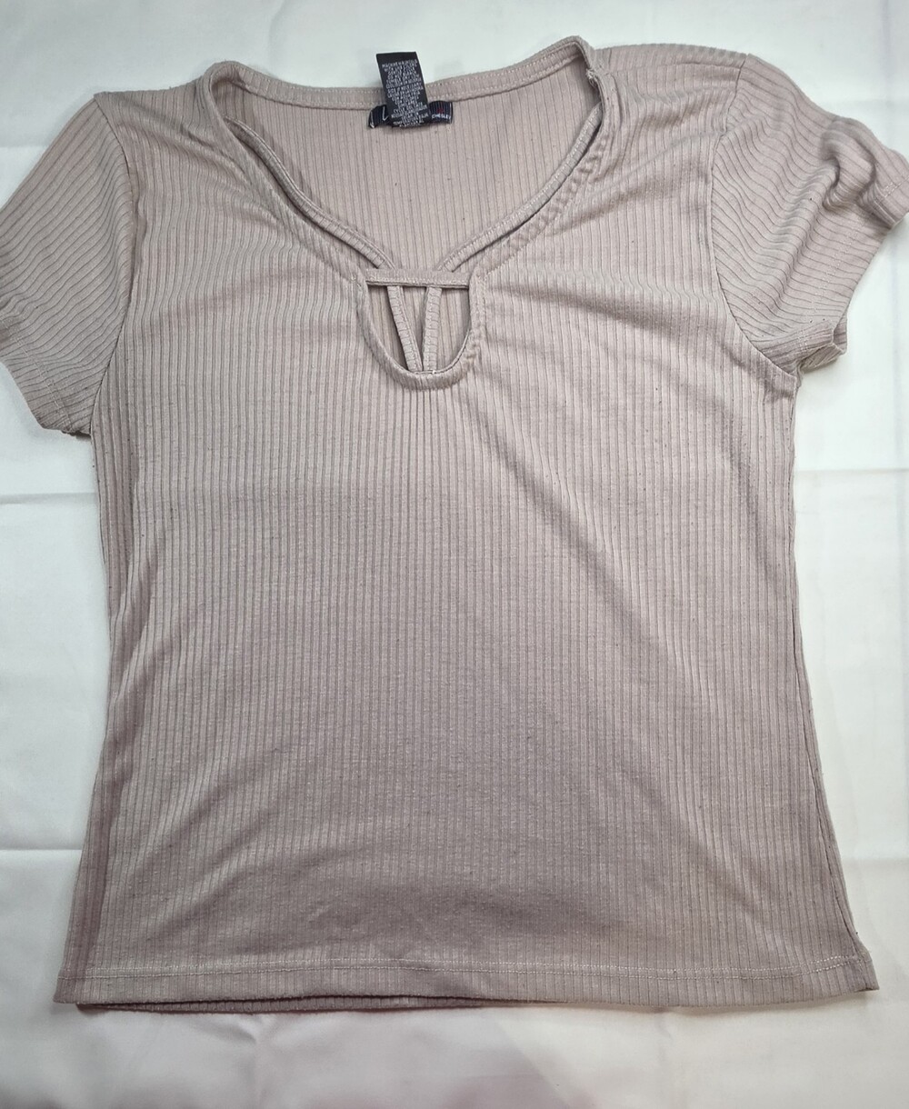 Loved By Chelsey Ribbed Short Sleeve Cutout V-Neck Top Taupe XL RN 48829 Sku 318